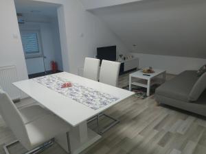 a white table and chairs in a living room at Apartman Kovačić in Kutina