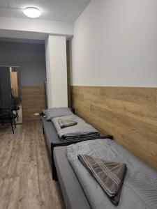 a room with three beds in it with a wall at Hansa Pension 2 Hamburg - Ruhige Zimmer mit Gemeinschaftsküche in Hamburg