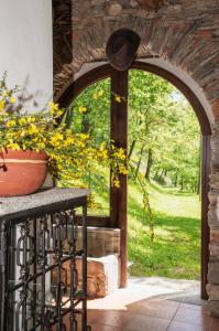an archway leading to a door with a window at Country Cottage by LePigne World in Ameno