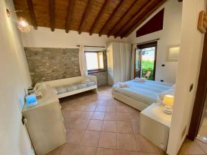 a bedroom with a bed and a window at Castello Cottage in Argegno