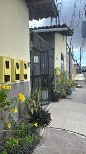 ein Gebäude mit einem Tor, vor dem Blumen stehen in der Unterkunft Kitnet 17D in São Luís