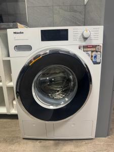 a washing machine in a store with its door open at Hansa Living 3 Hamburg - Ruhiges Zimmer mit Gemeinschaftsküche in Hamburg