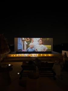 a tv screen with a picture of a woman and a child at Pool House et Rooftop Hammamet in Dar Hamad Jedidi
