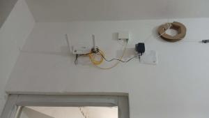 ein Zimmer mit einer weißen Wand, an der ein Telefon hängt in der Unterkunft سكيكدة in Skikda