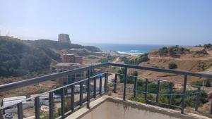ein Balkon mit Meerblick in der Unterkunft سكيكدة in Skikda