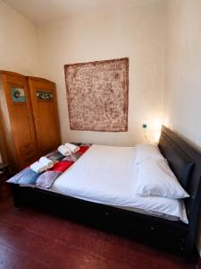 a bed with two towels on it in a bedroom at Utsera Veranda in Utsera