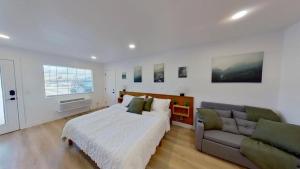 a bedroom with a bed and a couch at Hygge Hus Hotel in Andrews