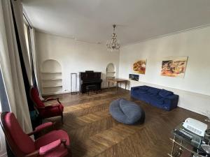 a living room with a blue couch and a table at La maison aux volets bleus in Laval
