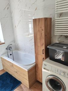 ein Badezimmer mit Waschmaschine und Waschtrockner in der Unterkunft Potok in Walim + 2 Fotos