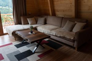 a living room with a couch and a coffee table at Andi's Home in Bogë