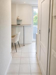 a hallway with a desk and a chair in a room at Kopų gatvės studija Nidoje in Nida