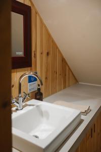a bathroom with a sink and a mirror at Triangle de l'île Chambre le Grenier in Saint-Laurent-de-l'ile d'Orleans