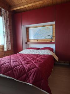 a red bedroom with a bed with a map on the wall at Oase van rust in Poortvliet