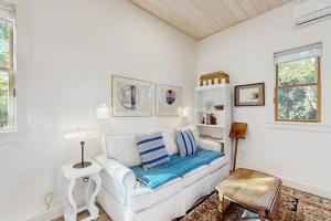 a living room with a white couch and a table at Charming coastal cottage with firepit and easy beach access in Rockport