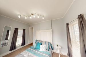 Gallery image of Charming upstairs duplex with fast WiFi, partial AC, & walkable location in Bucksport +9 photos