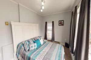 Gallery image of Charming upstairs duplex with fast WiFi, partial AC, & walkable location in Bucksport
