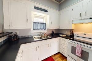 Gallery image of Charming upstairs duplex with fast WiFi, partial AC, & walkable location in Bucksport