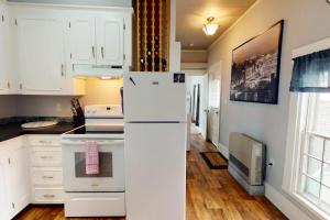 Gallery image of Charming upstairs duplex with fast WiFi, partial AC, & walkable location in Bucksport