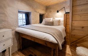 a bedroom with a large bed in a room at Chalet La Tourelle - Valloire in Valmeinier