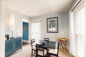 Gallery image of Charming upstairs duplex with fast WiFi, partial AC, & walkable location in Bucksport