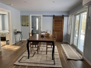 a dining room with a wooden table in a room at Pura Vida | A Calm Apt Escape Minutes from Camden in Camden