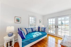 un soggiorno con un divano e una finestra di Elegant home right in town with gorgeous water view, deck & interior a Wiscasset