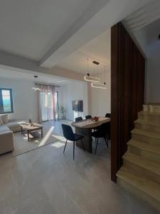 a living room with a table and chairs and a couch at Bella Villa in Proástion