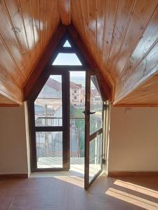 a large window in a room with a wooden ceiling at Duplex pres de la mer a Alger in Rouiba
