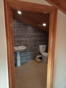 a bathroom with a sink and a toilet at Duplex pres de la mer a Alger in Rouiba