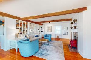 un soggiorno con divano e tavolo di Elegant home right in town with gorgeous water view, deck & interior a Wiscasset Altre 24 foto
