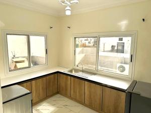 ครัวหรือมุมครัวของ Charmant studio moderne +7 ภาพ