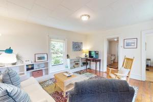 a living room with a couch and a table at Cozy apartment with harbor view - full kitchen & washer/dryer - walk to water in Rockport