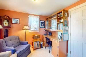 a home office with a desk and a couch at Comfortable home near the beach - dog-friendly - full kitchen & washer/dryer in Rockland