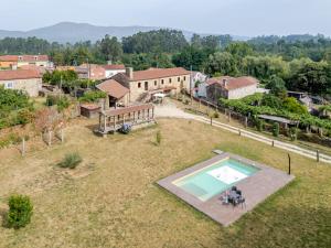 Luftaufnahme eines Hauses mit Swimmingpool in der Unterkunft O Lagar de Jesus in Padrón