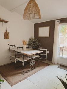 a dining room with a table and a bench at Escapade bohème in Bergerac