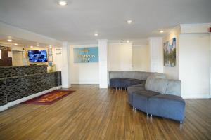 a waiting room with two couches and a lobby at Horizon Inn Norcross in Norcross