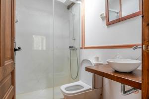 ein Badezimmer mit Dusche, Toilette und Waschbecken in der Unterkunft O Lagar de Jesus in Padrón + 31 Fotos