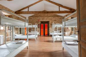 ein Zimmer voller Etagenbetten in der Unterkunft O Lagar de Jesus in Padrón