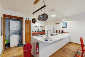 Gallery image of Inviting apartment near downtown and Acadia National Park - dog-friendly in Bar Harbor +12 photos
