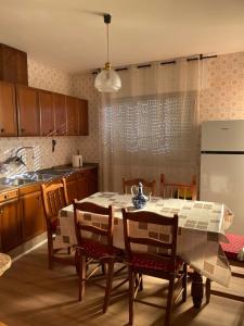 a kitchen with a table with chairs and a refrigerator at Casita San Simon in Bayón