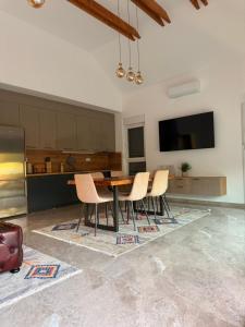 a dining room with a table and chairs in a kitchen at Villa Una Bellevue in Bihać