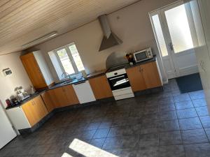 an overhead view of a kitchen with wooden cabinets at Eventyrborgen in Eskilstrup