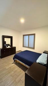 a bedroom with a bed and a dresser and a mirror at Departamento moderno en Durango in Durango