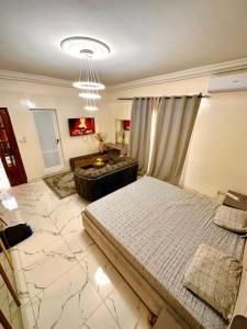 เตียงในห้องที่ Charmant studio moderne