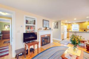 a living room with a fireplace and a tv at Comfortable home near the beach - dog-friendly - full kitchen & washer/dryer in Rockland