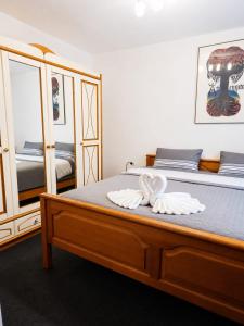 a bedroom with a bed with two white towels at Landhaus Klein Markow in Jördenstorf