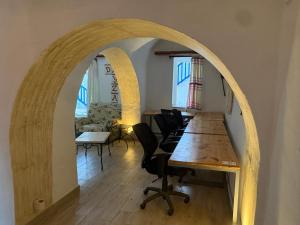 an archway in a room with a table and chairs at CoZi at Dar Faiza in Houmt Souk