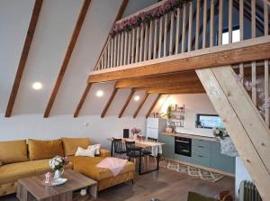 a living room with a couch and a table at Ninina koliba-vikendica Manjaca in Hiseti
