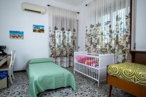 a bedroom with a crib in a room at Pala Cerbu in Mògoro