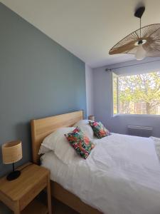 a bedroom with a white bed and a window at Villa Melloco in Varilhes
